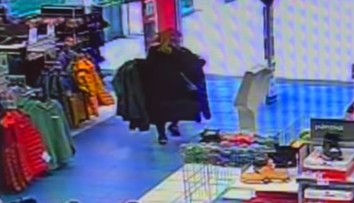 VIDEO: Schmatla bundy, kabát aj topánky a dala sa na útek. Vo väzení strávi Žilinčanka desať mesiacov