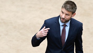 Môžete odvolať podpredsedu parlamentu, ale nie lídra opozície, odkazuje Ficovi Šimečka