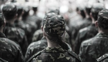 Reakcia na vojnu. Európska krajina plánuje povolávať do služby aj ženy