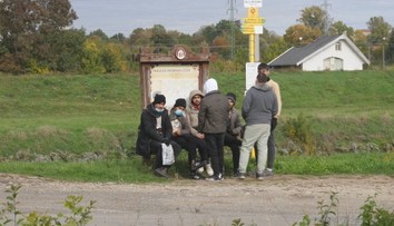 Takmer všetci migranti sú muži a majú iba igelitovú tašku. Pýtali sme sa ich to, čo Slovákov zaujíma najviac