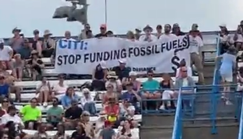 VIDEO: Aktivisti prerušili zápas prestížneho tenisového turnaja. Na kurt nahádzali veľké tenisové lopty