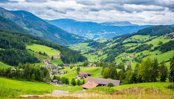 Telo takmer bez hlavy a hneď vedľa motorová píla. Otrasný nález v pokojnej alpskej dedinke