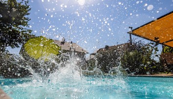 V bazéne v Česku sa utopilo batoľa. Tragédia odhalila, že nebolo zaregistrované na žiadnom úrade