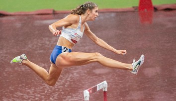 Zapletalová sa neprebojovala do finále 400 m prekážok. Preteky sprevádzal hustý dážď