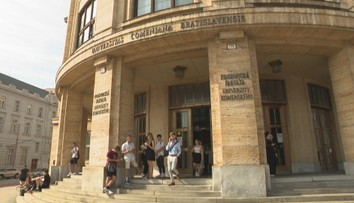 Politikom už nič nestojí v ceste. Študenti žiadajú, aby sa usvedčení plagiátori vzdali akademických titulov