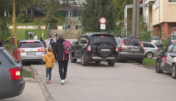 Deti cestou do školy kľučkujú pomedzi autá. Rodičia už 20 rokov žiadajú bezpečný chodník