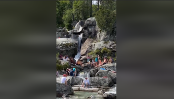 VIDEO: Turisti si z TANAP-u robia akvapark. V plavkách sa opaľujú na skalách vodopádov