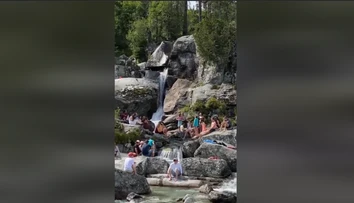 VIDEO: Turisti si z TANAP-u robia akvapark. V plavkách sa opaľujú na skalách vodopádov