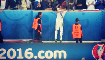 Táto fotka hovorí za všetko. Náš futbalista láskyplne objal priateľku po zápase