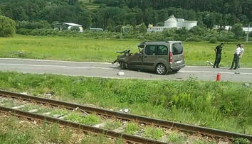Na Spiši auto narazilo do motorového vlaku, ktorý sa vykoľajil