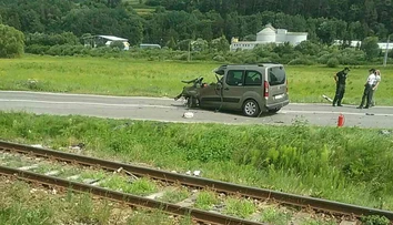 Na Spiši auto narazilo do motorového vlaku, ktorý sa vykoľajil