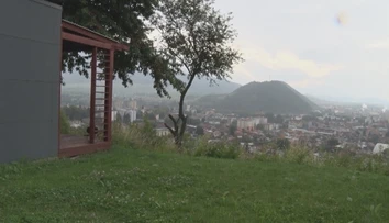 Mesto mu pozemok nepredalo, on si na ňom načierno postavil chatku s takýmto výhľadom
