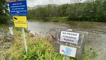 Takúto výstražnú tabuľu nájdete iba na jednom mieste. Močiť smerom k Rusku sa trestá pokutou