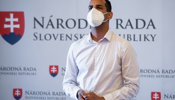 Herák, ktorého obviňujú zo sexuálneho zneužívania, je naďalej zamestnancom OĽaNO