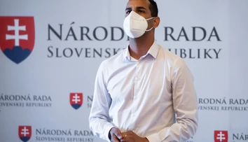Herák, ktorého obviňujú zo sexuálneho zneužívania, je naďalej zamestnancom OĽaNO