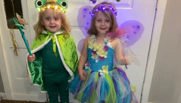 Nepochopiteľná tragédia. Štvorročné dvojčatá našli udusené v truhlici s hračkami