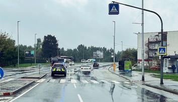 Policajti zrazili staršiu ženu na priechode pre chodcov. Previezli ju do nemocnice