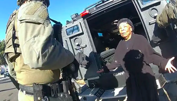 Policajti si pri razii pomýlili dom. Seniorka teraz dostane poriadne tučné odškodné