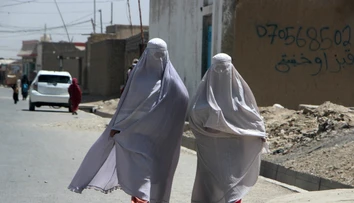 Ďalšia rana pre afganské ženy. Taliban im napriek sľubom opäť okliesnil práva
