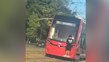 VIDEO: Viezol sa na kapote bratislavskej električky. Po hazardérovi teraz pátra polícia