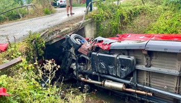 Tragická nehoda na juhu Slovenska. Vodič dodávky zišiel do priekopy a narazil do mosta