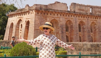 VIDEO: Exkandidátku na prezidenta Clintonovú zradili nohy. Takmer sa skotúľala zo schodov