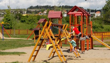 Na známom sídlisku v Trenčíne vyčíňal agresívny muž, deti na ihrisku mlátil bejzbalkou