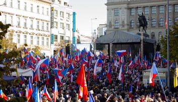 FOTO: Na Václavskom námestí v Prahe protestovali desiatky tisíc ľudí proti vláde Petra Fialu