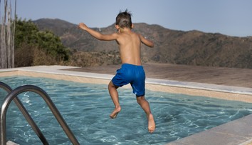 Od zlomenej chrbtice až po ochrnutie. Nevinné skákanie hlavičky do bazéna môže mať fatálne následky