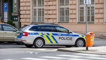 Českí policajti majú plné ruky práce. Stovky škôl dostali výhražný e-mail, že sú zamínované