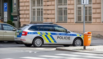 Českí policajti majú plné ruky práce. Stovky škôl dostali výhražný e-mail, že sú zamínované