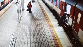 Video: Hrôzostrašná scéna na stanici v Trnave. Seniorka (73) chcela naskočiť na idúci vlak, ale spadla