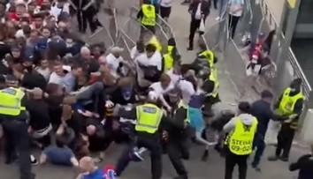 VIDEO: Napätie pred finále ME. Na štadión sa chceli dostať opití anglickí fanúšikovia bez vstupeniek