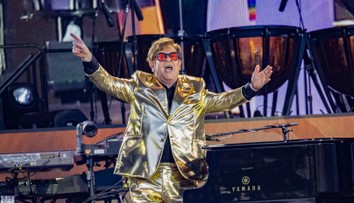 Elton John sa rozlúčil vo veľkom. Posledným koncertom v Británii uzatvoril festival Glastonbury