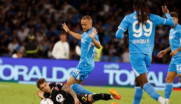 Lobotka režíroval výhru, Neapol je späť na čele. Suslov sa nechal vylúčiť, jeho Verona zakopla s nováčikom