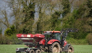 Írsky farmár na svojom poli náhodou našiel 4-tisíc rokov starý „poklad“ z doby bronzovej