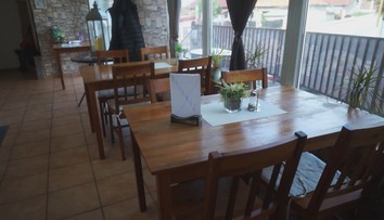 V čiernych okresoch by mal platiť aj zákaz cestovania medzi okresmi. Nič z tohto však dodržať netreba