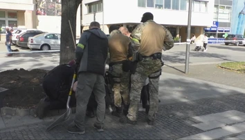 V rukách mali detektor kovov aj lopaty. Policajti sa vrátili na miesto atentátu na premiéra Roberta Fica