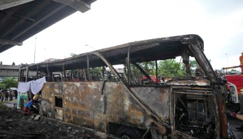VIDEO: Na predmestí Bangkoku horel autobus plný školákov. Zrejme zahynulo 23 ľudí