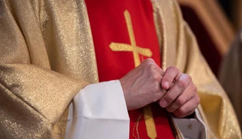 Škandál v Poľsku. Duchovní si na sexuálne orgie zavolali prostitúta, ten počas večierku odpadol