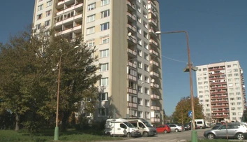 Susedia si to nevedia vysvetliť. Muž podozrivý z lúpeže pred policajtom vyskočil z okna bytovky
