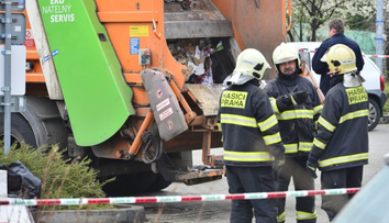 Tragédia v Česku. Smetiari si nevšimli muža v koši, auto ho rozdrvilo