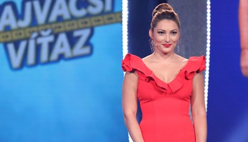 Všimli ste si tento detail vo výstrihu? Moderátorka Mona sa zaskočiť nenechala