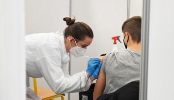 EMA spochybnila možnosť plošného očkovania štvrtou dávkou