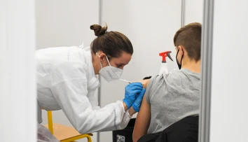 EMA spochybnila možnosť plošného očkovania štvrtou dávkou