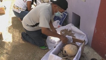 Dušičky sú dôležitý sviatok aj v Mexiku. Svojim blízkym čistia kosti a tancujú pri ich hroboch