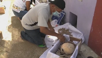 Dušičky sú dôležitý sviatok aj v Mexiku. Svojim blízkym čistia kosti a tancujú pri ich hroboch