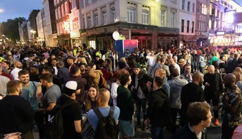 VIDEO: Británia otvorila cez víkend bary, reštaurácie i kiná. Pozrite sa na to šialenstvo