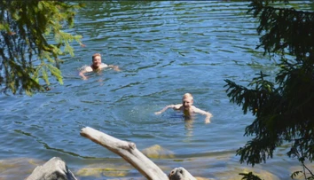 Mladíci sa kúpali v tatranskom plese, natočil ich turista. Za porušenie zákazu pritom hrozí mastná pokuta