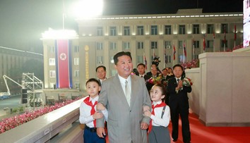 OBRAZOM: Vojenská prehliadka opäť ohromila Severnú Kóreu. Predviedli sa aj farmári na traktoroch